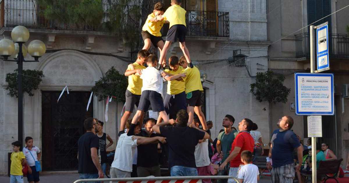Sannicandro, torri umane si sfidano in gare di velocit�: � il "Pizz'ch�ll�'' 